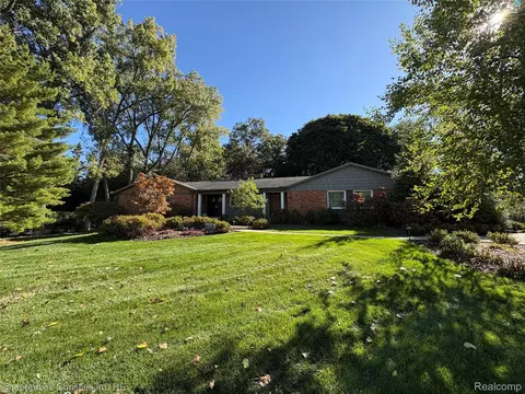 6199 Thorncrest Dr, Bloomfield Hills, MI 48301