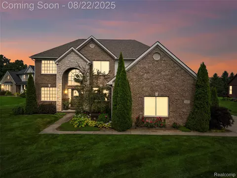 637 Edinburgh Cir, Highland, MI 48357