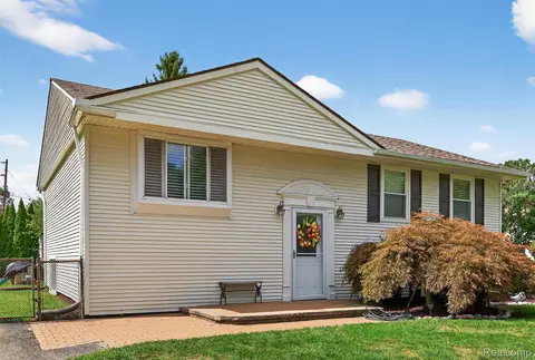 3826 Chesterfield Rd, Lake Orion, MI 48359