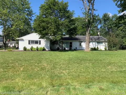 23695 E Newell Cir, Farmington, MI 48336
