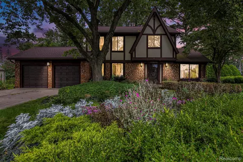 28555 Balmoral Way, Farmington Hills, MI 48334