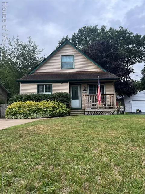 5549 Pleasant Dr, Waterford, MI 48329