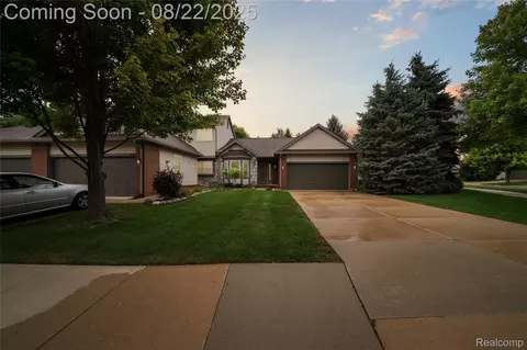 3090 Brookside Dr, Waterford, MI 48328