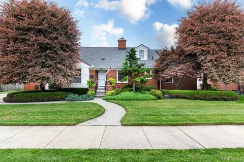 28051 Garfield St, Roseville, MI 48066