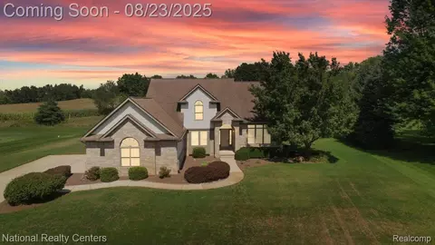 2858 Katie Ln, Milford, MI 48380