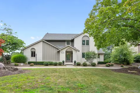 37735 River Bnd, Farmington Hills, MI 48335