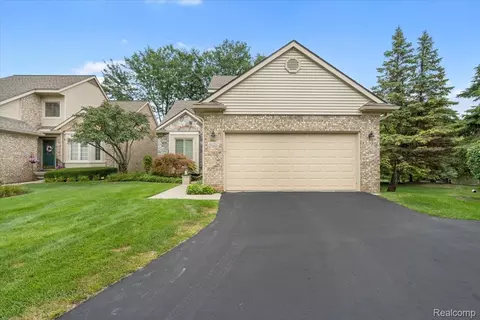 45357 Stonehedge Dr, Plymouth, MI 48170