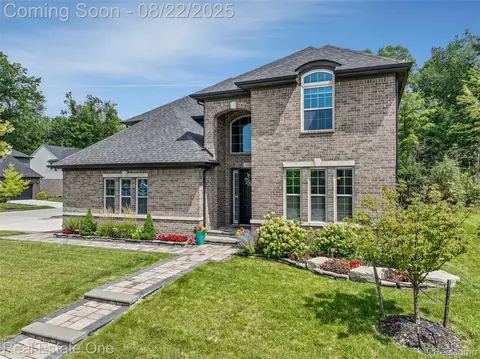 3556 Town Haven Dr, Troy, MI 48083