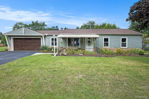 3945 Queensbury Rd, Orion, MI 48359
