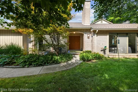 1134 Meadowglen Ct, Bloomfield Hills, MI 48304