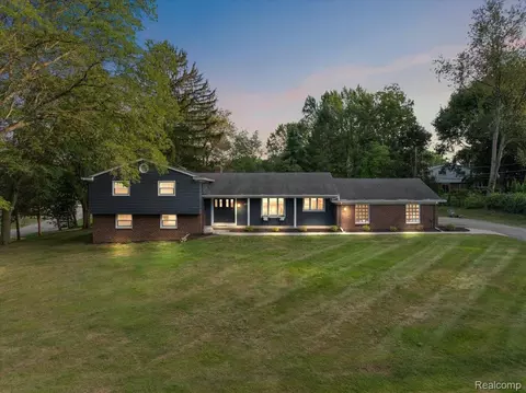4521 Coachmaker Dr, Bloomfield Township, MI 48302