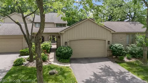 1122 Meadowglen Ct, Bloomfield Township, MI 48304