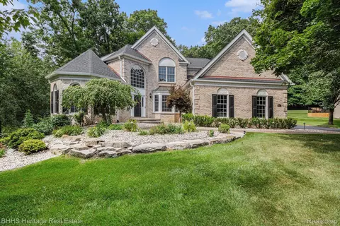 431 Timber Ridge Dr, Highland, MI 48357