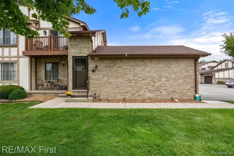 915 Country Club Dr #32, Saint Clair Shores, MI 48082