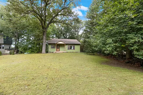8720 River Valley Rd, Brighton, MI 48116