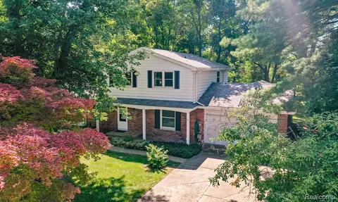 4154 Knollwood Dr, Grand Blanc, MI 48439