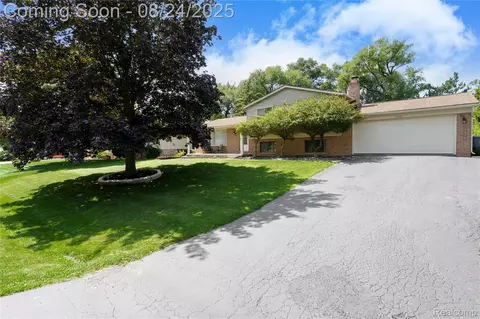 2970 Onagon Trl, Waterford, MI 48328
