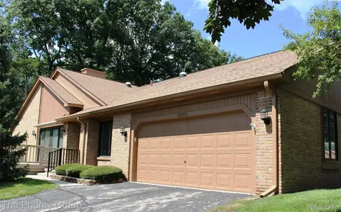 2182 London Bridge Dr #38, Rochester Hills, MI 48307