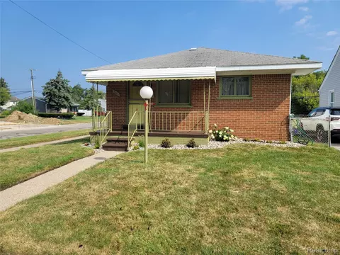 17717 Oakdale St, Roseville, MI 48066