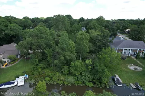 Vac Daron Lane, West Bloomfield, MI 48324