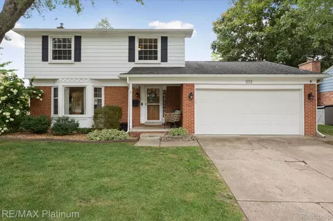 572 Old Creek Dr, Saline, MI 48176