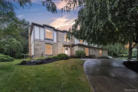 31037 N Park Dr, Farmington, MI 48331