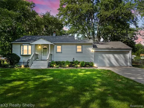 2353 Howe St, Shelby Township, MI 48317