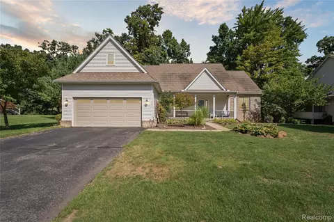 1441 Remsing St, Hartland, MI 48353