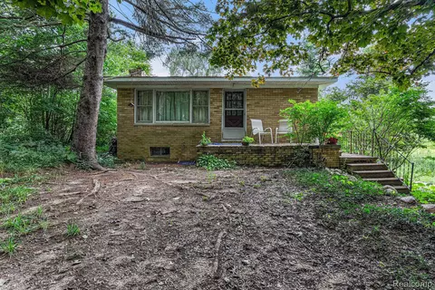 548 Munger Rd, Holly, MI 48442