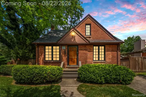 3704 Oakshire Ave, Waterford, MI 48328
