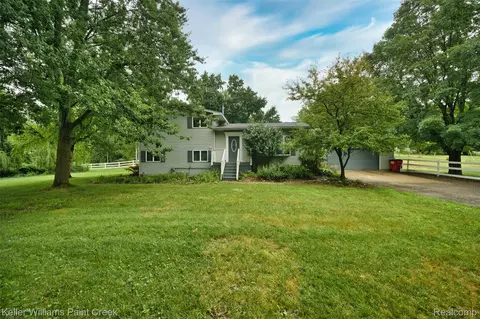 11429 Center Rd, Tyrone, MI 48430