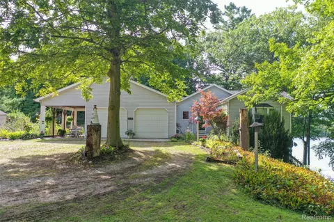 6125 White Sands Dr, Otter Lake, MI 48464