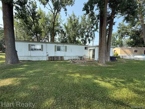 11810 Sunnyside Dr, Fairhaven, MI 48759
