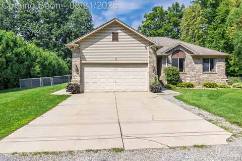 21651 Sunnyview St, Clinton Township, MI 48035