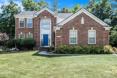 6320 Knob Bend Dr, Grand Blanc, MI 48439
