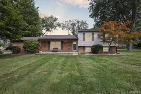 6233 Golfview Dr, Burton, MI 48509