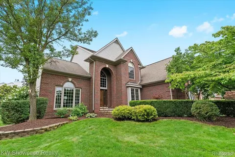 45776 Bristol Cir, Novi, MI 48377