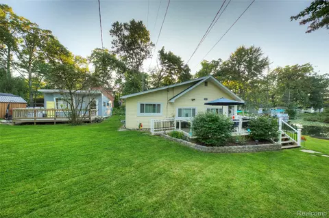 10814 Elizabeth Dr, Green Oak, MI 48189