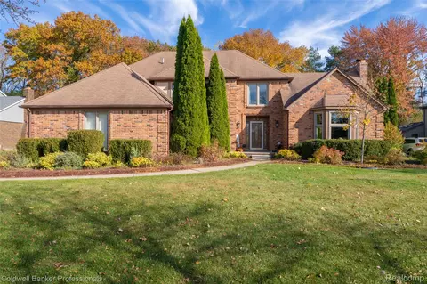 1102 Cobridge Dr, Rochester Hills, MI 48306