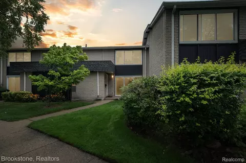 8721 Kennedy Cir N #4, Warren, MI 48093