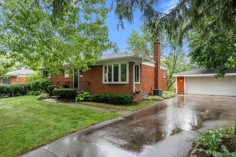 920 Elira Rd, Waterford, MI 48328