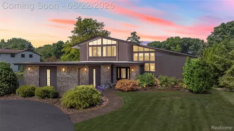 29130 East River Rd, Grosse Ile, MI 48138