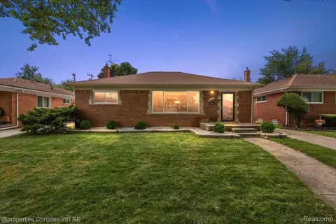 22121 Westhampton St, Oak Park, MI 48237