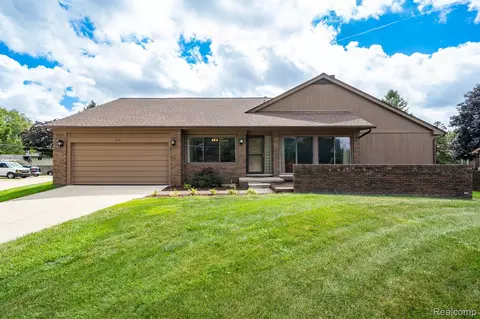 8341 Clay Ct, Sterling Heights, MI 48313