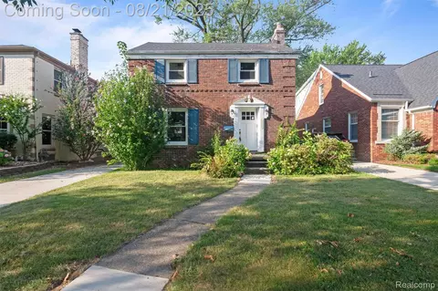 2033 Hunt Club Dr, Grosse Pointe Woods, MI 48236