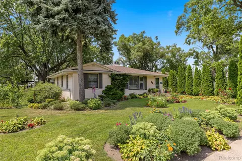 5648 Hipp St, Dearborn Heights, MI 48125