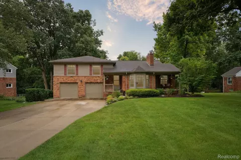 425 Kendry Ave, Bloomfield Hills, MI 48302