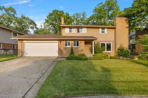 32306 Valley View Cir, Farmington, MI 48336