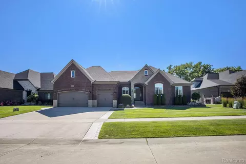 48913 Pinebrook Dr, Shelby Township, MI 48315