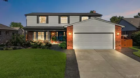 44304 Pentwater Dr, Clinton Township, MI 48038
